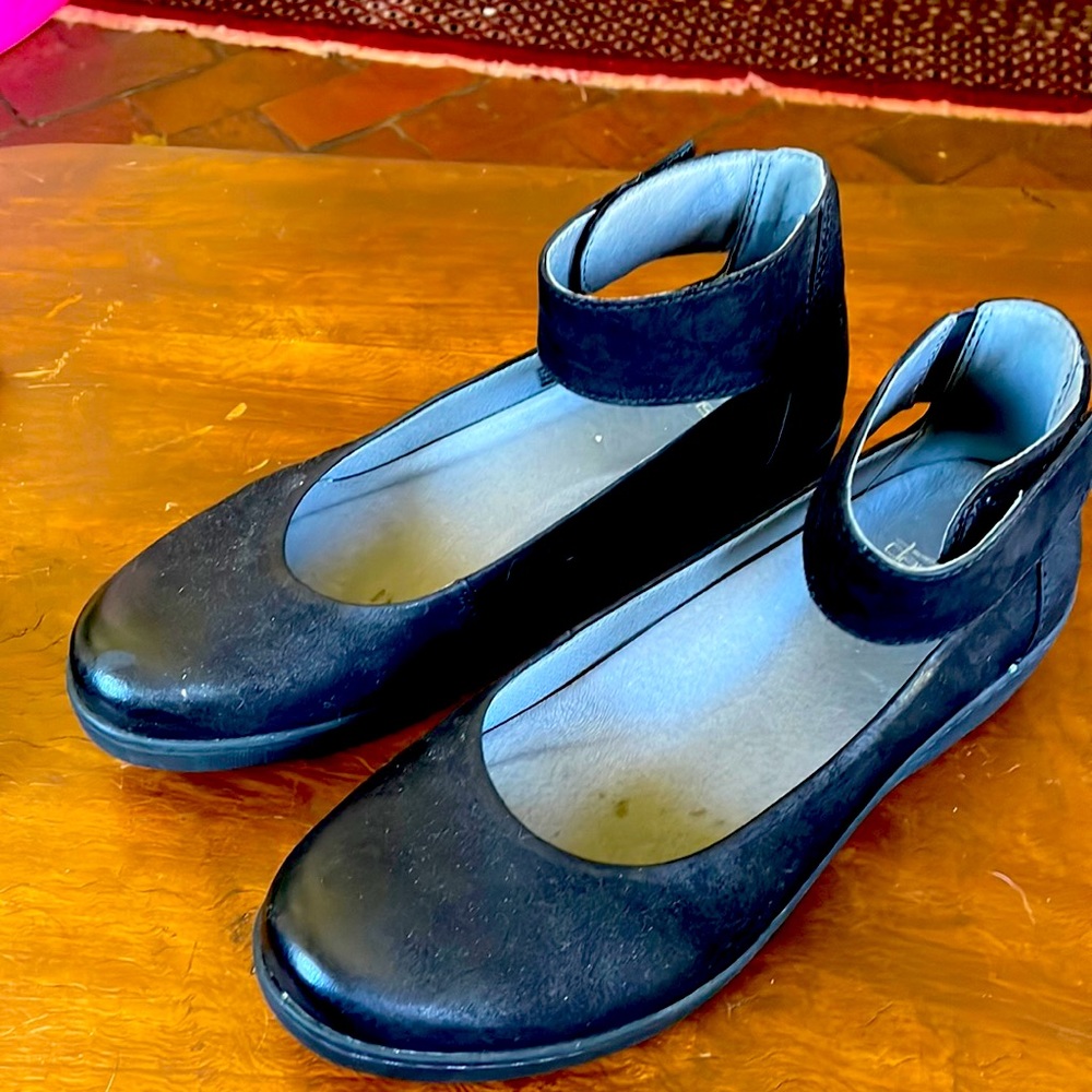 Dansko Black Size 38 True to size. Adorable /comfy. Like new. No smoking house.